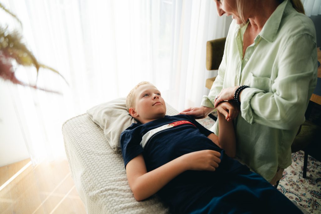 Anwendung von Touch for Health einer Kinesiologische Behandlung durch die einzigartige Kombination manueller Handgriffe
